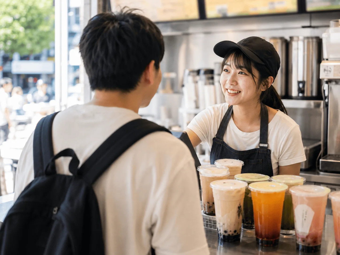 台湾のドリンクスタンドで店員と会話しながら注文している様子